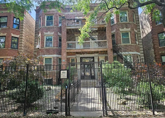 2 Bedroom Unit In Uptown Apartment *