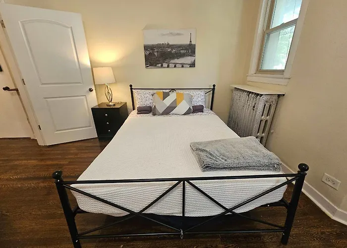 2 Bedroom Unit In Uptown Chicago