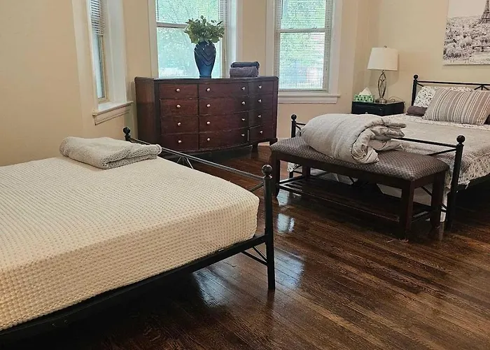 2 Bedroom Unit In Uptown Apartment *