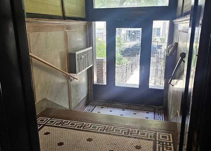 Apartment 2 Bedroom Unit In Uptown Chicago