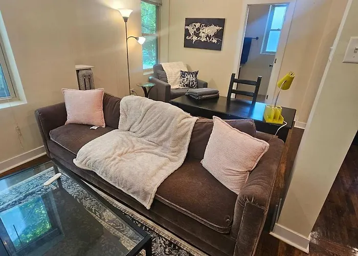 2 Bedroom Unit In Uptown Apartment *