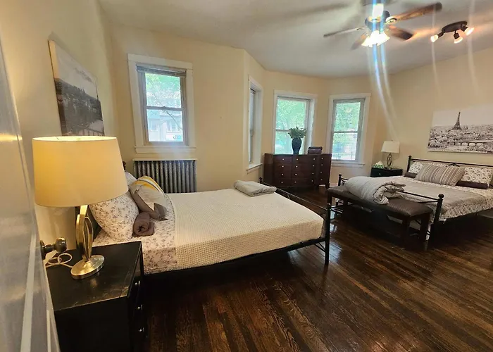 2 Bedroom Unit In Uptown * Chicago