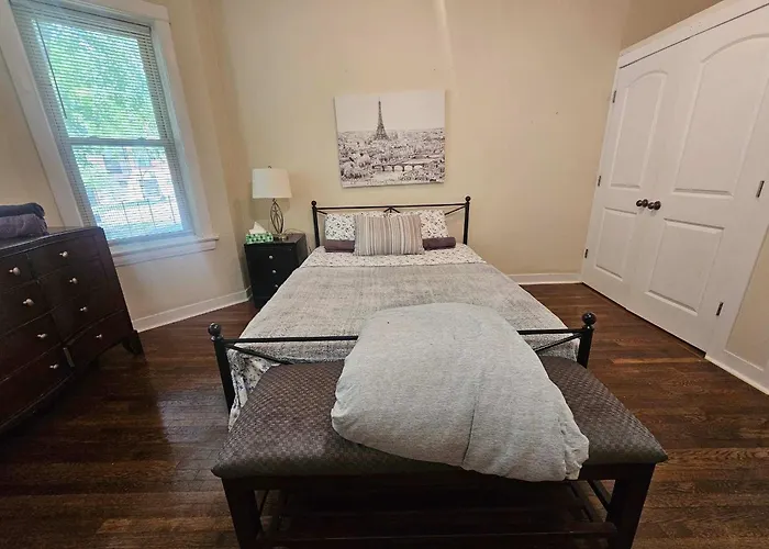 Apartment 2 Bedroom Unit In Uptown Chicago