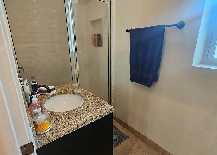 Apartment 2 Bedroom Unit In Uptown