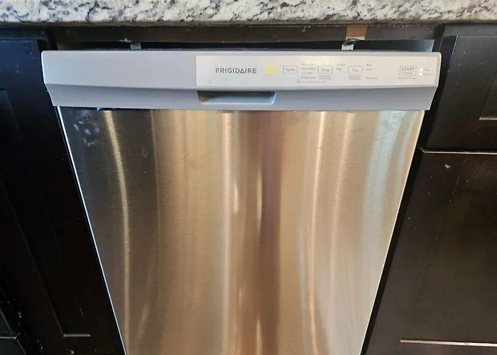 Apartment 2 Bedroom Unit In Uptown