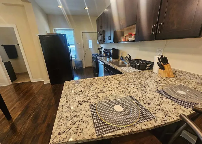 2 Bedroom Unit In Uptown Apartment *
