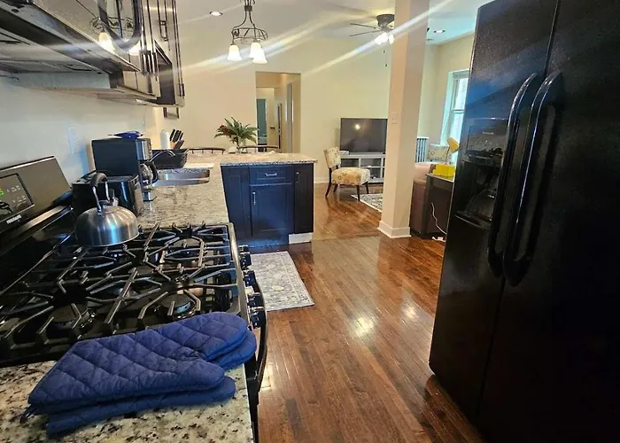 2 Bedroom Unit In Uptown *