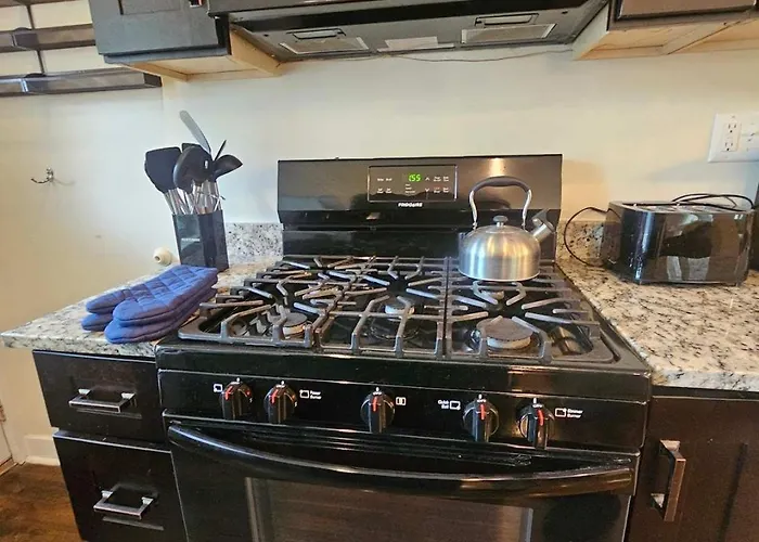 2 Bedroom Unit In Uptown Apartment *