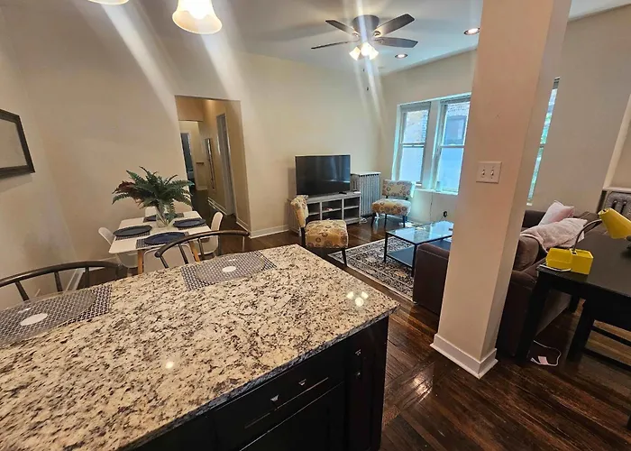 Apartment 2 Bedroom Unit In Uptown Chicago