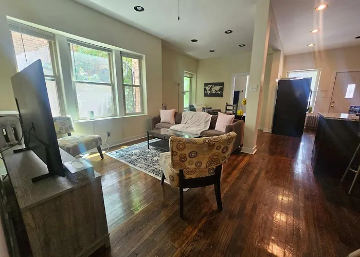 2 Bedroom Unit In Uptown Apartment Chicago