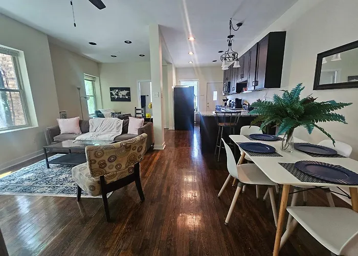 Apartment 2 Bedroom Unit In Uptown Chicago