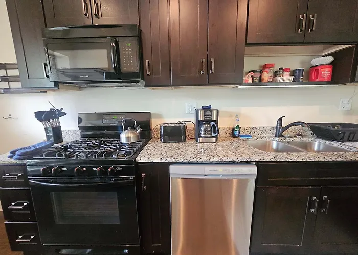 2 Bedroom Unit In Uptown Apartment