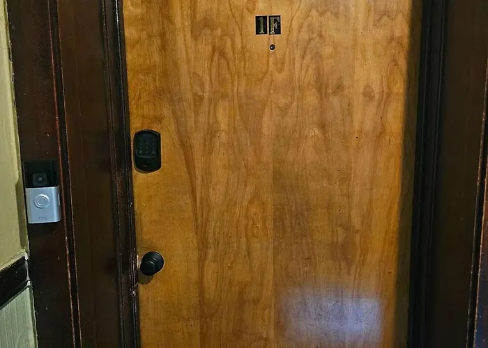 Apartment 2 Bedroom Unit In Uptown Chicago