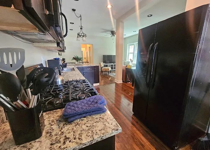 Apartment 2 Bedroom Unit In Uptown